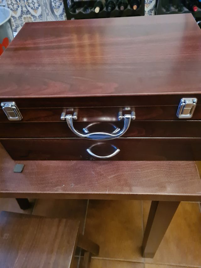 Cubertería acero con estuche de 111 piezas