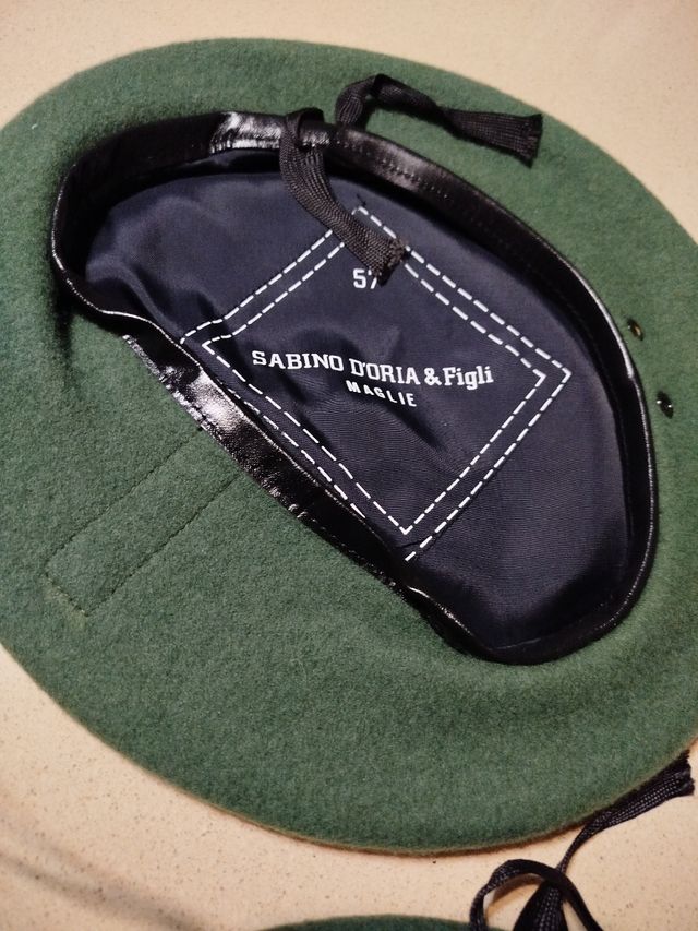 Basco verde in panno di lana