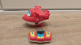 Avión Jet superwings con mando. 