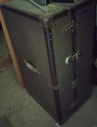 BAUL GUARDARROPA DE VIAJE DE LOS AÑOS 1920