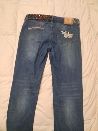 Pantalon vaquero con parches de Koroshi