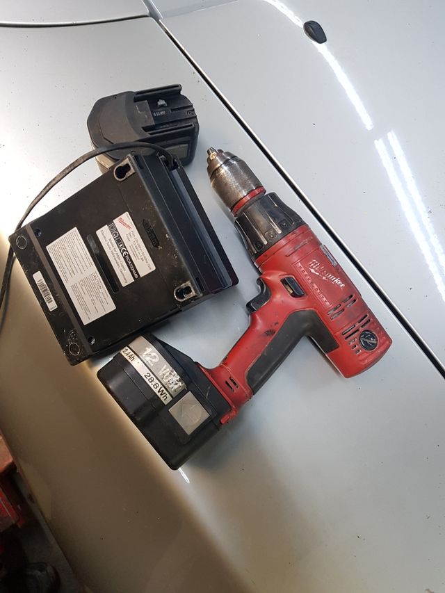 Taladro Milwaukee con cargador y 2 baterias.