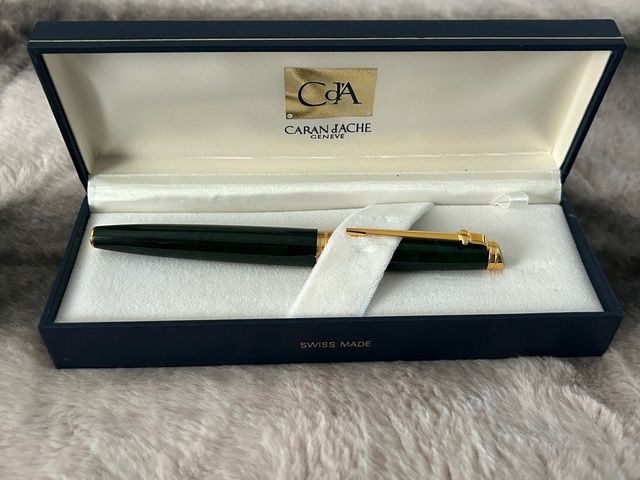 Pluma Caran d'Ache verde
