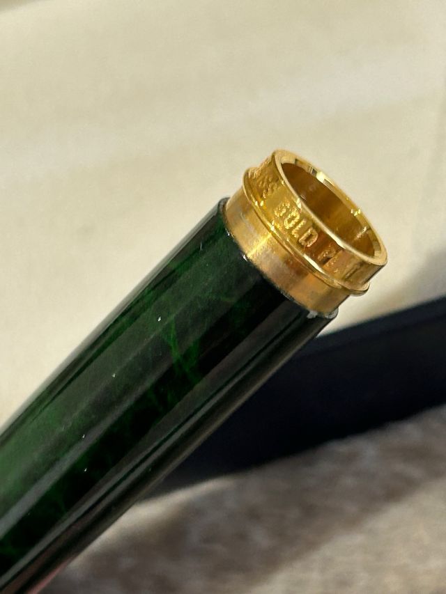 Pluma Caran d'Ache verde