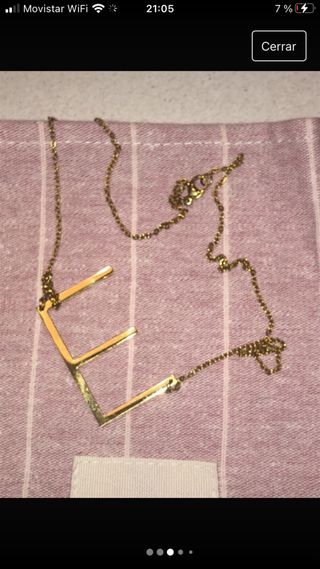 Gargantilla con inicial de la letra E