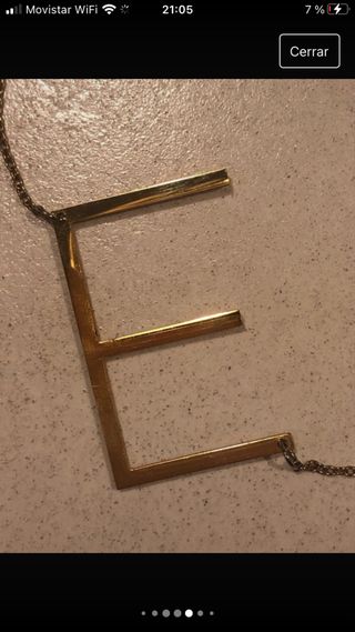 Gargantilla con inicial de la letra E