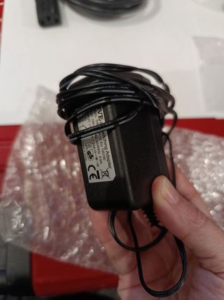 Cargador coche, cables, mandos, etc
