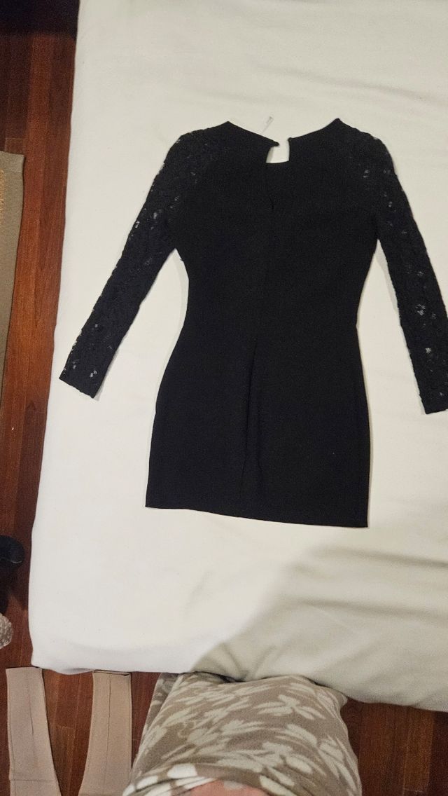 Vestido con mangas de flores