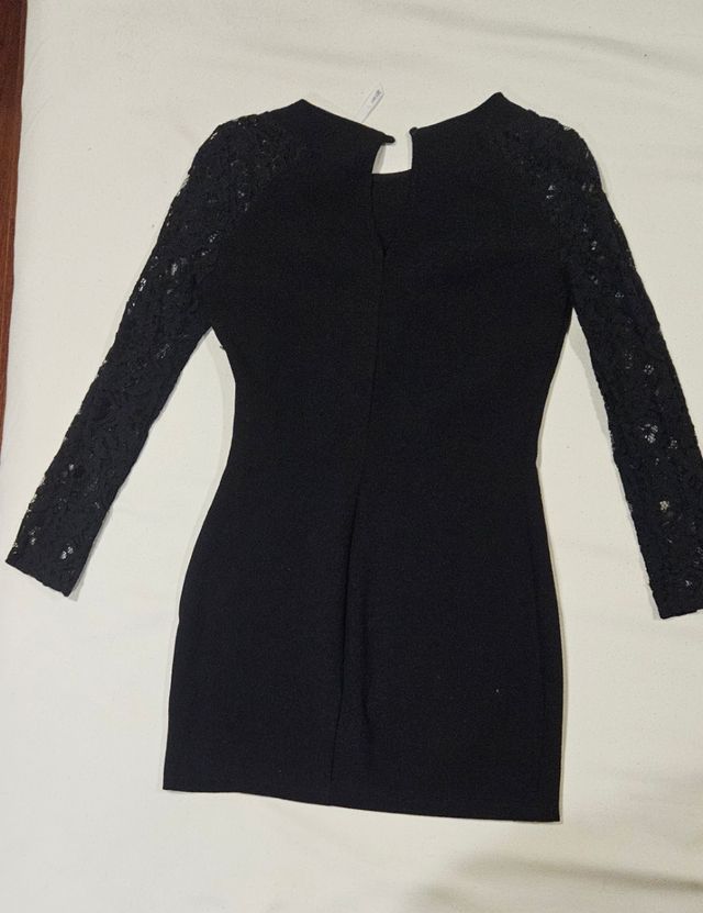 Vestido con mangas de flores