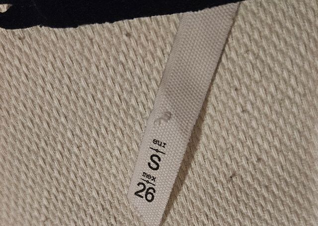 Vestido con mangas de flores