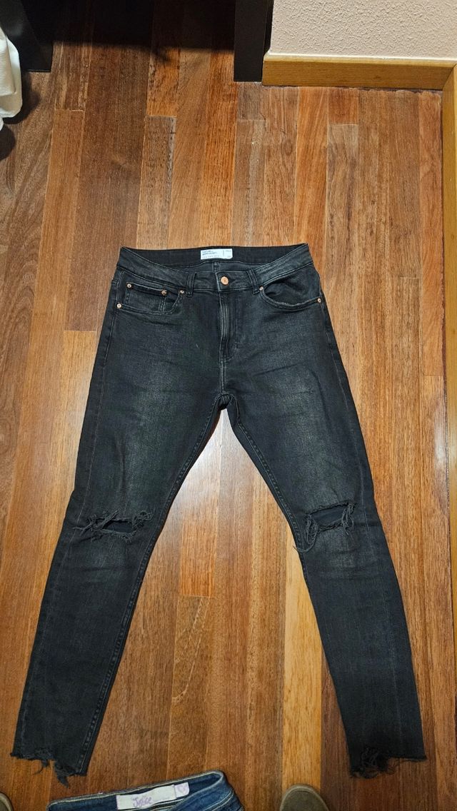 Pantalón negro roto
