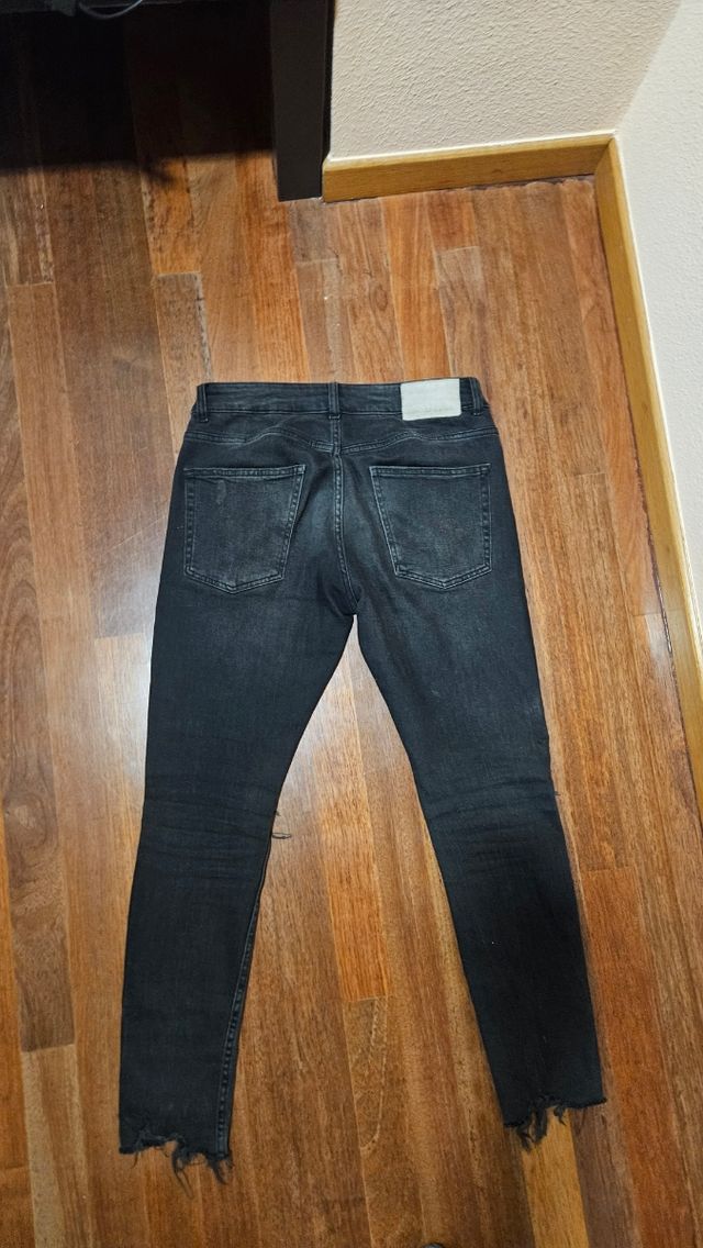 Pantalón negro roto