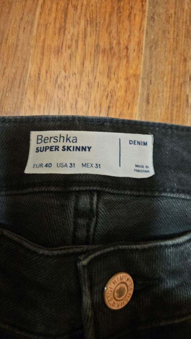 Pantalón negro roto