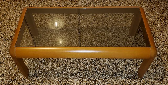 Tavolino di legno e vetro