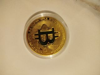 Moneda Bitcoin con acabado en oro
