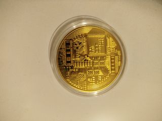 Moneda Bitcoin con acabado en oro