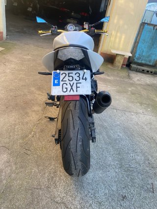 Moto naked blanca
