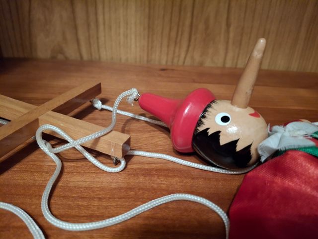 Muñeco marioneta de madera.