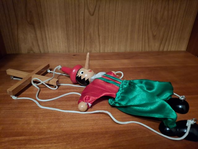 Muñeco marioneta de madera.