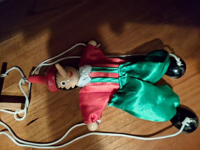 Muñeco marioneta de madera.