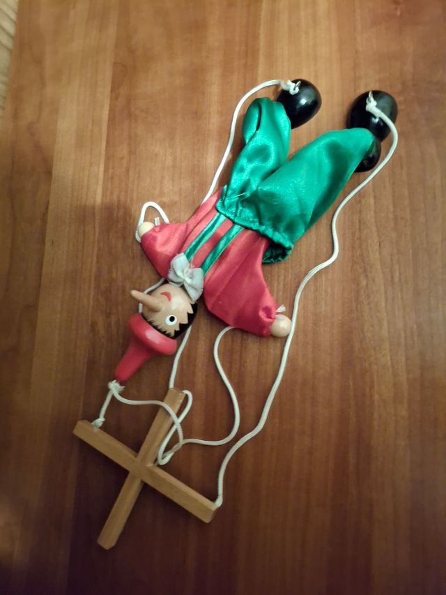 Muñeco marioneta de madera.