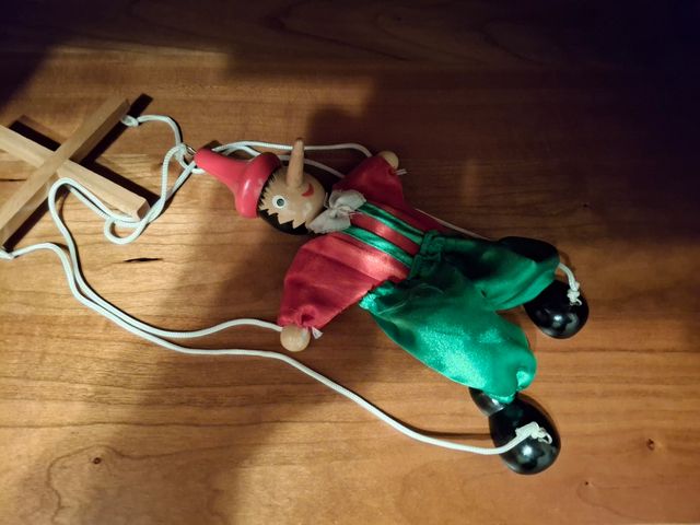 Muñeco marioneta de madera.