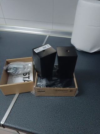Patas para alzar muebles BESTA IKEA.