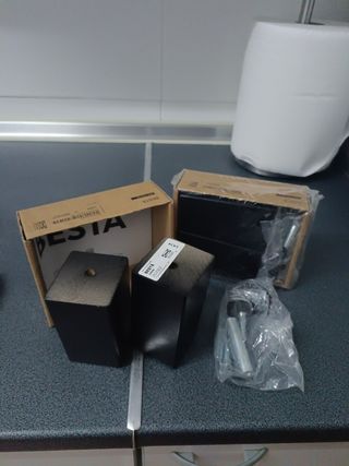 Patas para alzar muebles BESTA IKEA.