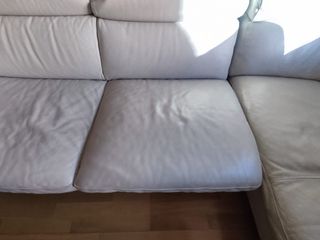Sofá cuero blanco Natuzzi.