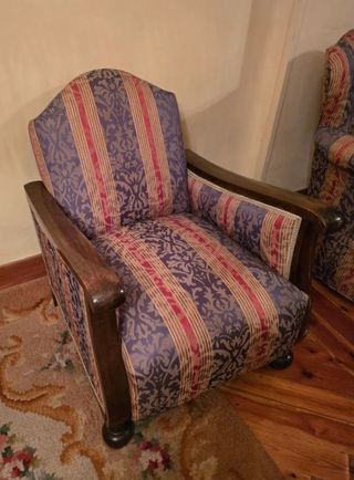 Dos Sillones clásicos madera castaño reposamanos