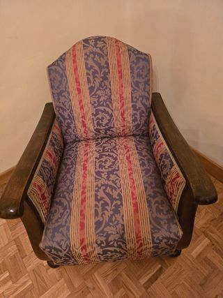 Dos Sillones clásicos madera castaño reposamanos