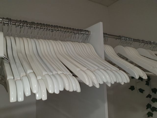 Perchas madera blanca