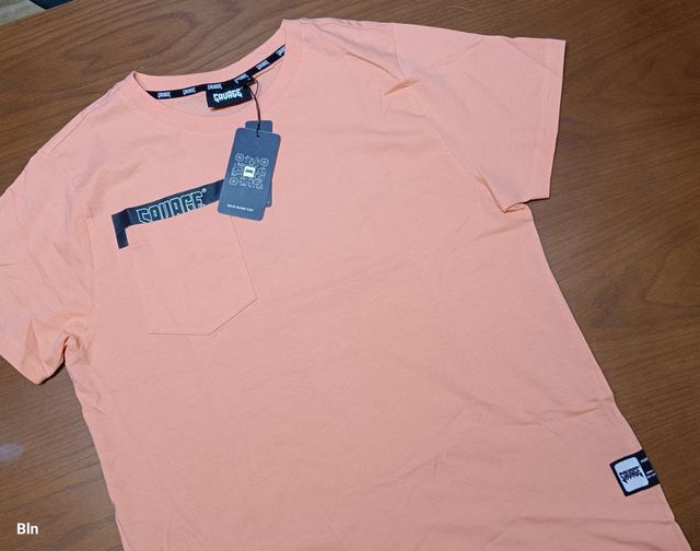 Camiseta Savage naranja y otra azul.