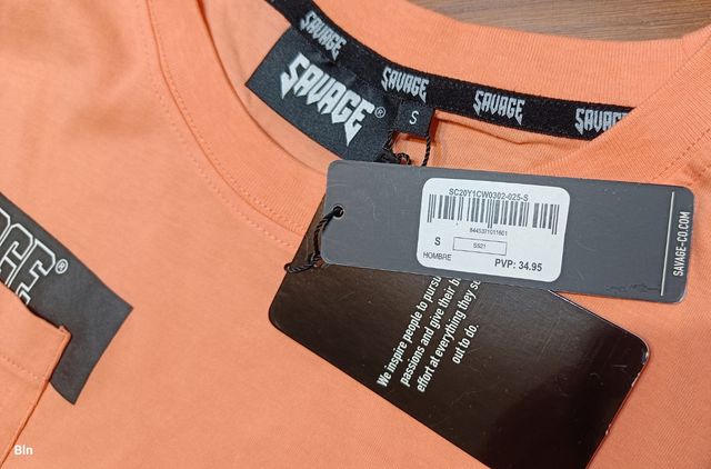 Camiseta Savage naranja y otra azul.