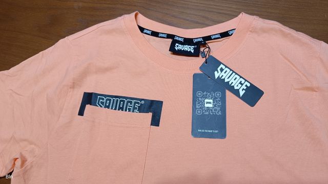 Camiseta Savage naranja y otra azul.