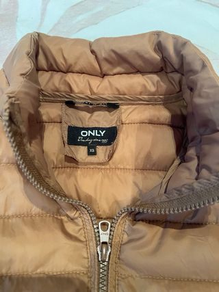 Cazadora acolchada camel. Only. XS.