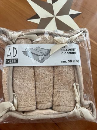 Set 3 salviette in cotone con cestino.