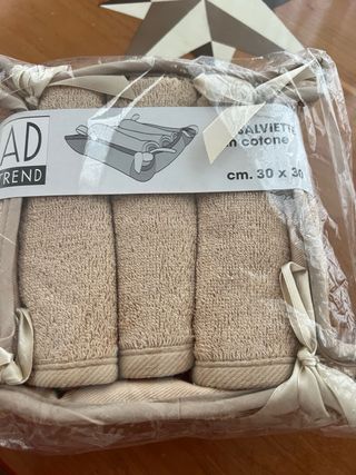 Set 3 salviette in cotone con cestino.