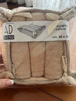 Set 3 salviette in cotone con cestino.