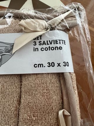 Set 3 salviette in cotone con cestino.