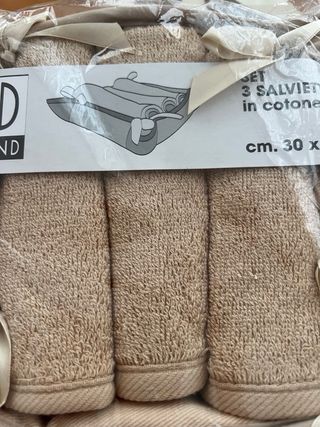 Set 3 salviette in cotone con cestino.
