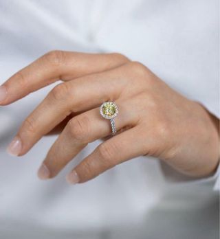 Anillo de oro y diamantes 