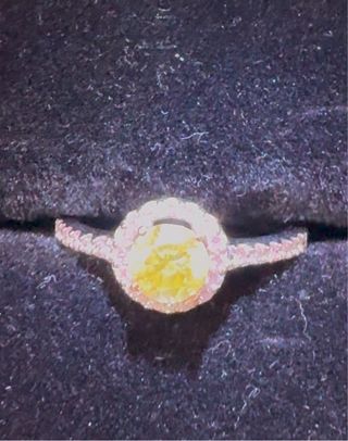 Anillo de oro y diamantes 