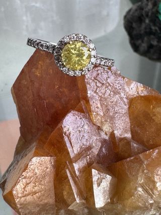 Anillo de oro y diamantes 