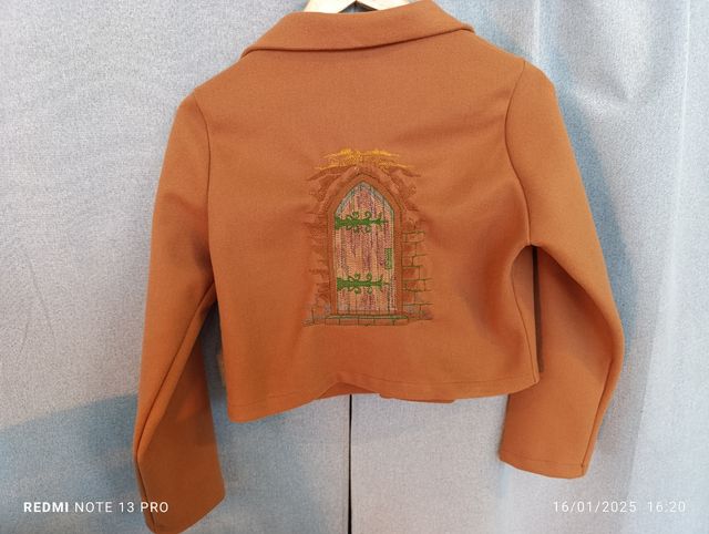 Cappotti corti ricamati