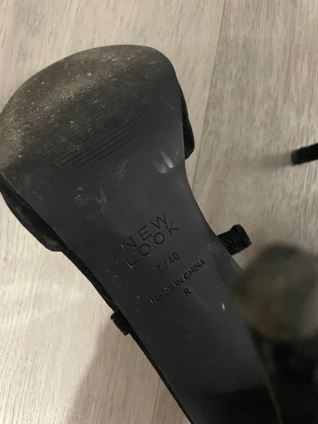 Scarpe col tacco scamosciate