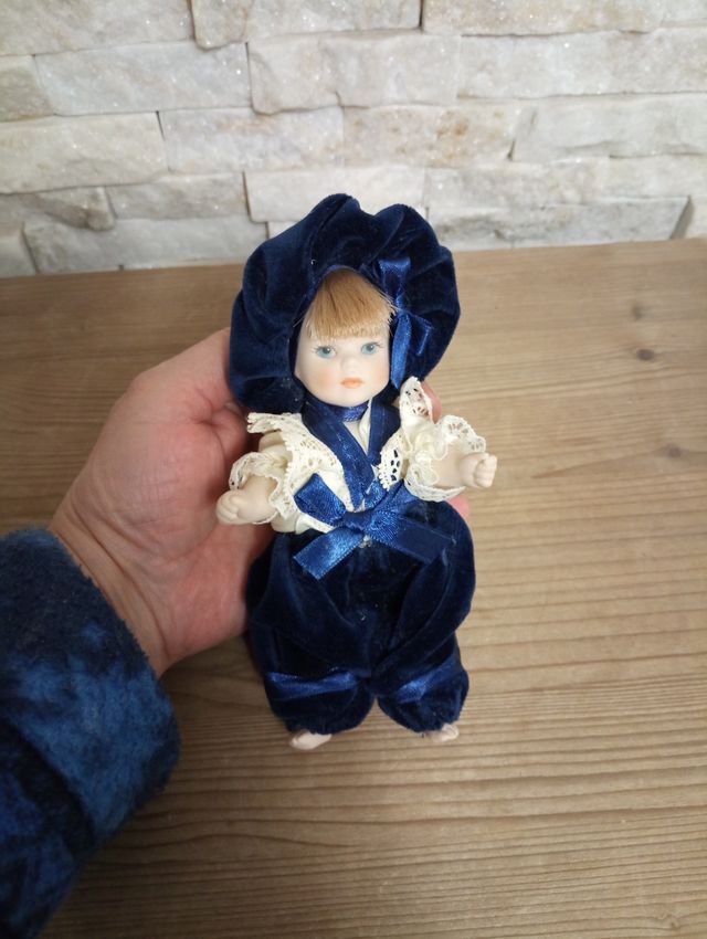 Bambola da collezione in porcellana