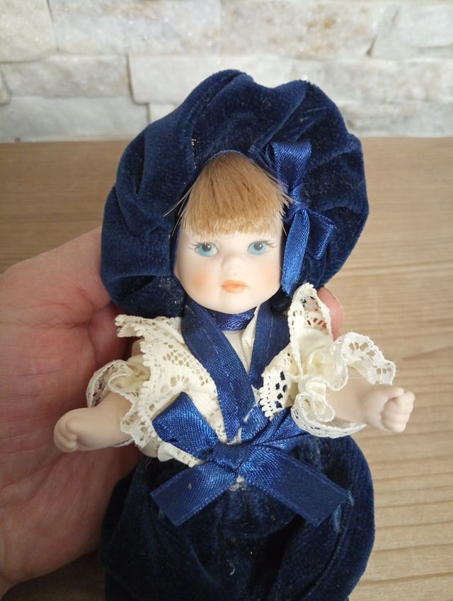 Bambola da collezione in porcellana