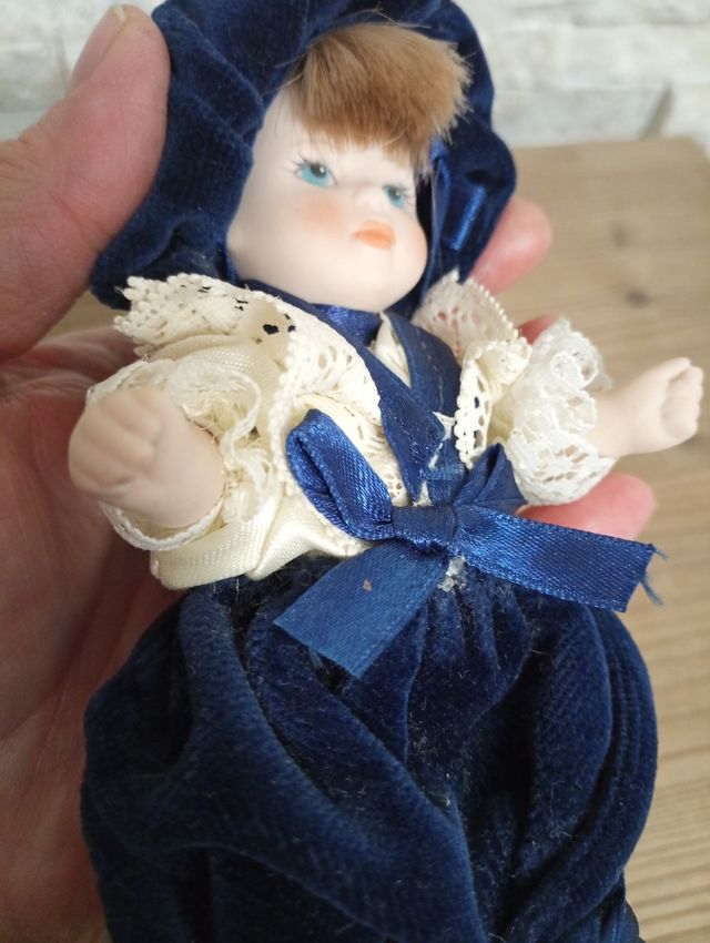 Bambola da collezione in porcellana