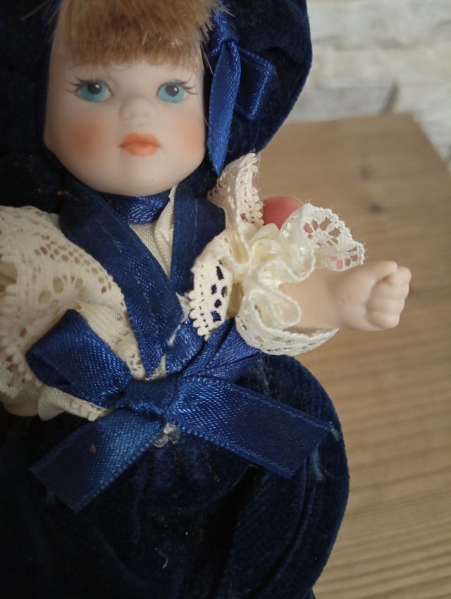 Bambola da collezione in porcellana